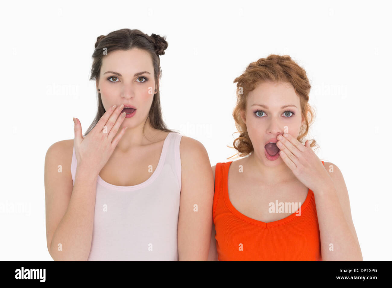 Scioccato amici di sesso femminile con la mano sulla bocca Foto Stock