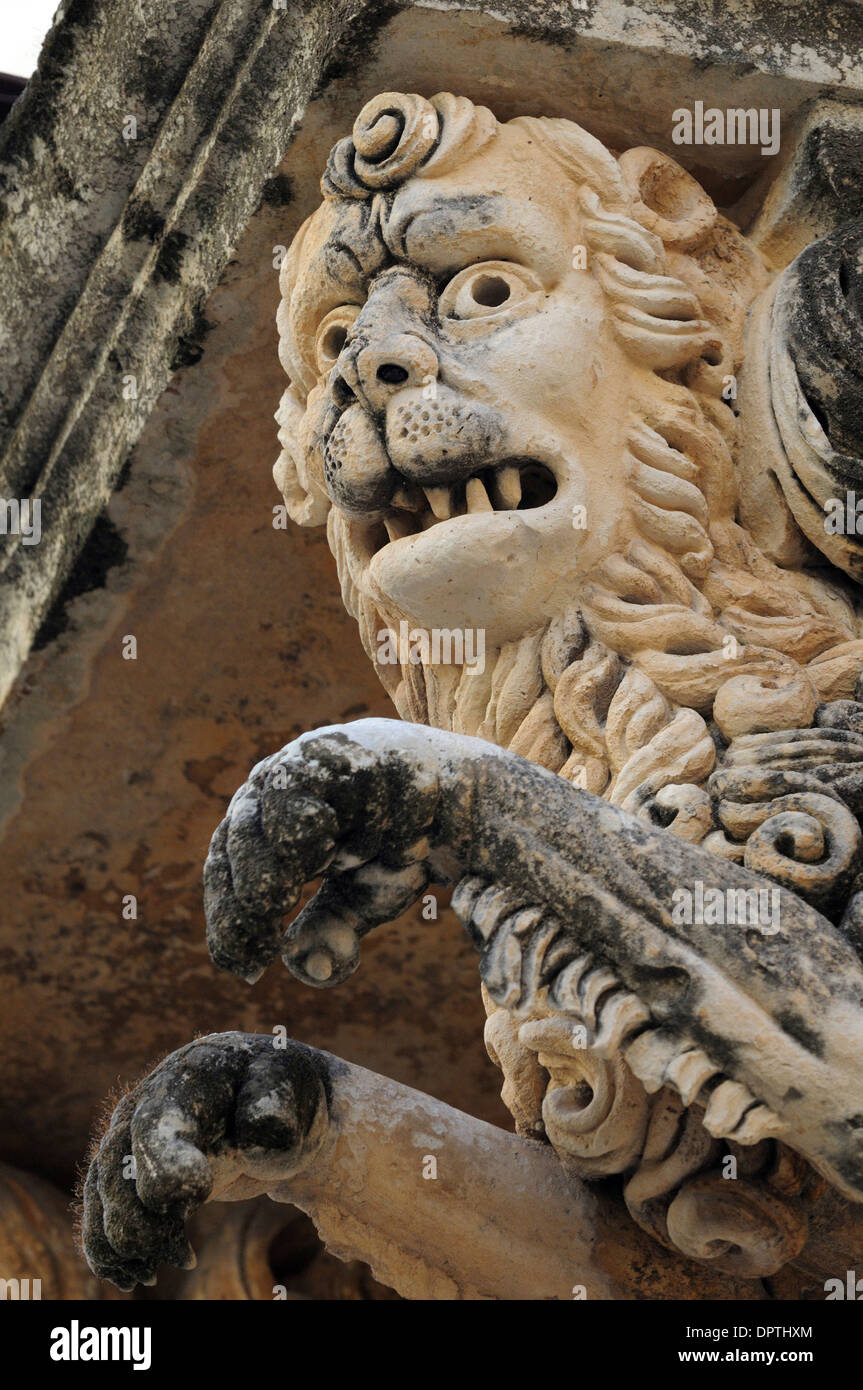 Barocco scolpito balcone supporta del palazzo nicolaci a noto, la città barocca elencati come patrimonio mondiale dall' UNESCO Foto Stock
