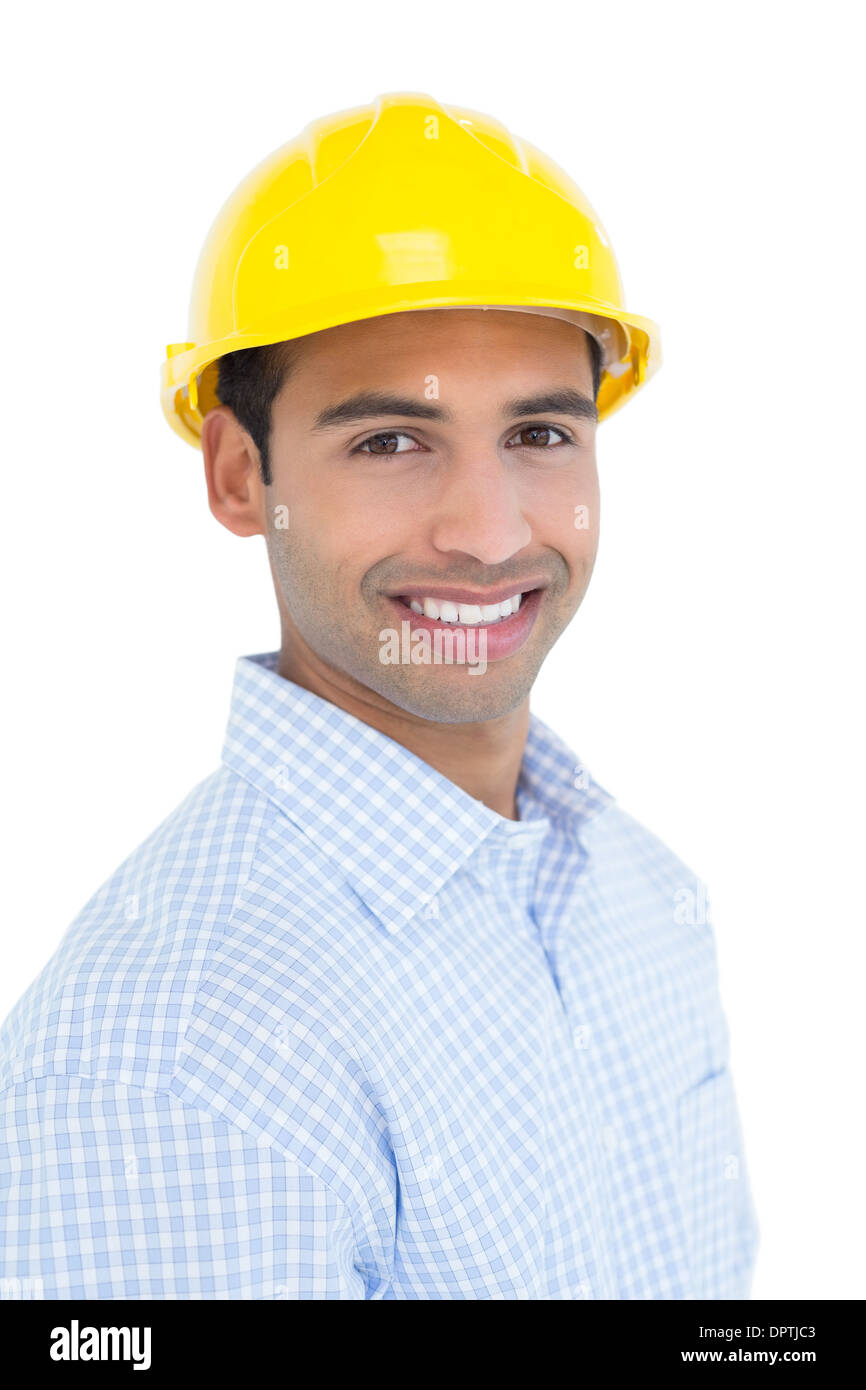 Ritratto di un sorridente tuttofare che indossa un casco giallo Foto Stock