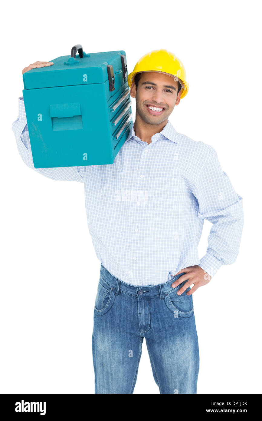 Ritratto di un sorridente tuttofare nel cappello rigido portante una casella degli strumenti Foto Stock