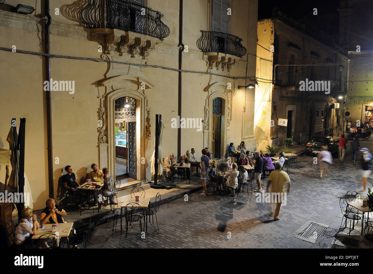Ducezio street di notte a noto la città barocca elencati come patrimonio mondiale dall' UNESCO, Sicilia Foto Stock