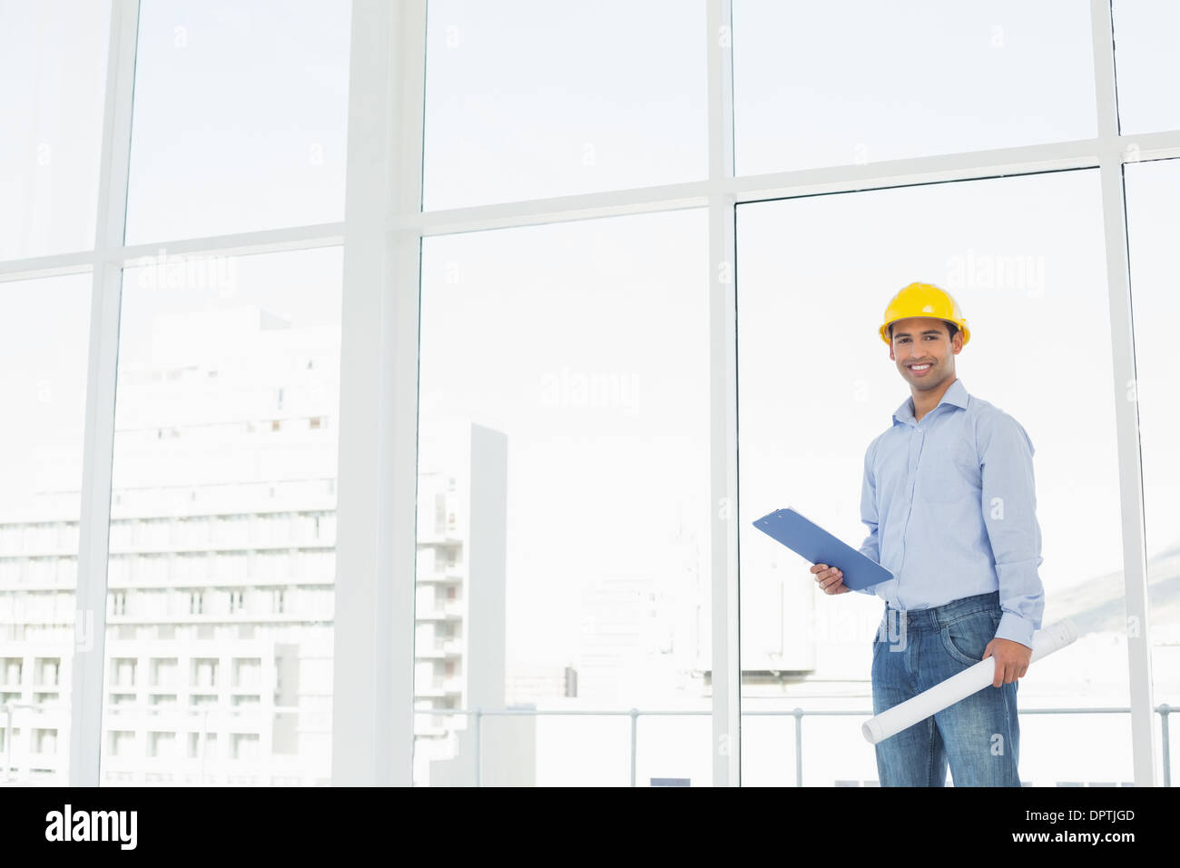 Tuttofare in hard hat con appunti e blueprint di office Foto Stock