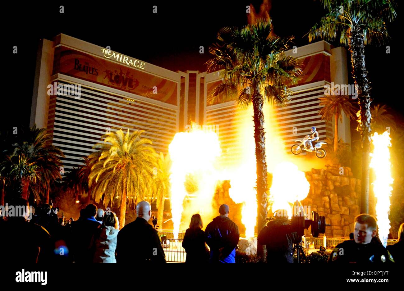 Dic 31, 2008 - Las Vegas, Nevada, Stati Uniti - Osare diavolo Robbie Knievel salta sopra un muro di fuoco davanti al Mirage Hotel e Casinò man made vulcano durante una vigilia di Capodanno celebrazione. (Credito Immagine: © Steven K. Doi/ZUMApress.com) Foto Stock