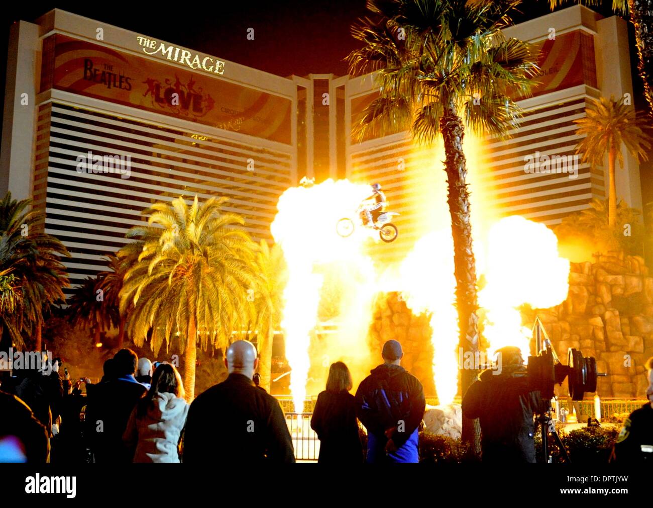 Dic 31, 2008 - Las Vegas, Nevada, Stati Uniti - Osare diavolo Robbie Knievel salta sopra un muro di fuoco davanti al Mirage Hotel e Casinò man made vulcano durante una vigilia di Capodanno celebrazione. (Credito Immagine: © Steven K. Doi/ZUMApress.com) Foto Stock