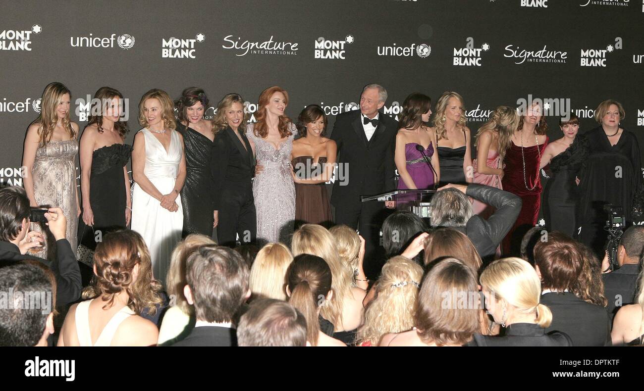 Feb 20, 2009 - Los Angeles, California, Stati Uniti d'America - attrici di Montblanc firma per il buon Signore. L'attrice Emily Blunt, attrice Marcia Cross, attrice ANDIE MACDOWELL, attrice HELEN HUNT, attrice Lauren Hutton, attrice Milla Jovovich, attrice Jessica Lange, attrice Eva Longoria, attrice Sienna Miller, attrice Christina Ricci, attrice Susan Sarandon, attrice Mira Sorvino al Montbl Foto Stock