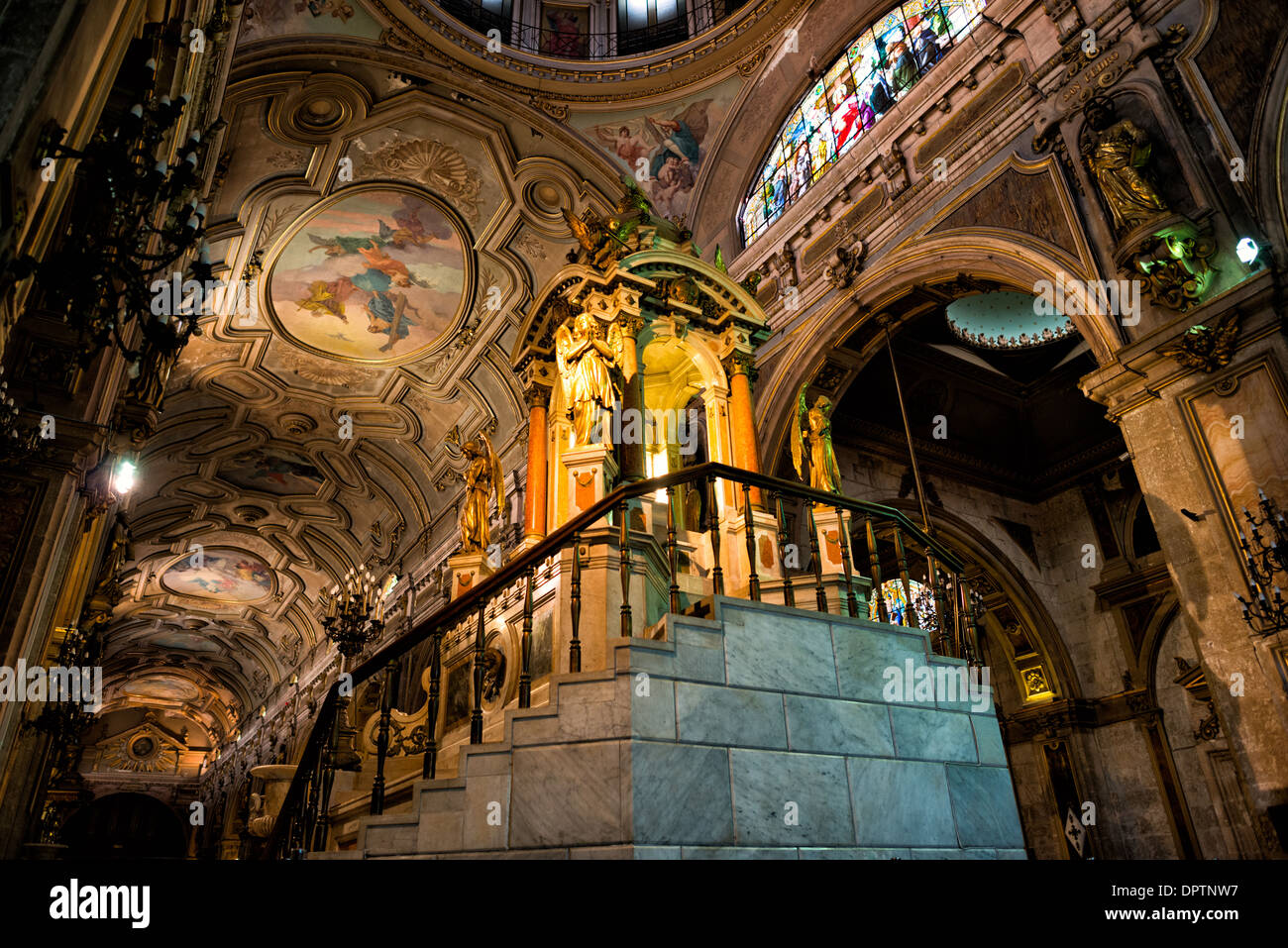Cattedrale metropolitana Pulpit Santiago Cile // SANTIAGO, Cile — un pulpito ornato si trova all'interno della Cattedrale metropolitana di Santiago (Catedral metropolitana de Santiago), situata nel centro storico della capitale del Cile. La cattedrale si affaccia su Plaza de Armas, la piazza principale e il cuore civico di Santiago. La costruzione della cattedrale originale ebbe luogo tra il 1748 e il 1800, mostrando un design architettonico neoclassico. L'edificio ha subito diverse modifiche e ristrutturazioni nel corso della sua storia, pur mantenendo il suo significato religioso e culturale. La Cattedrale metropolitana Foto Stock
