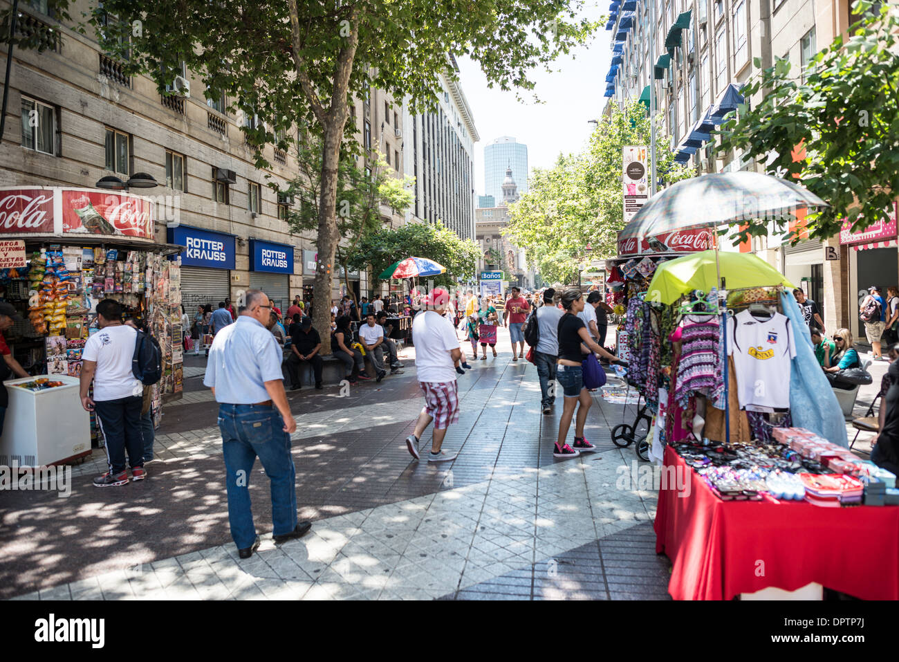 Via pedonale vicino a Plaza De Armas Santiago Cile // SANTIAGO, Cile - Una vivace strada pedonale attraversa il centro storico di Santiago vicino a Plaza de Armas, la piazza principale che è stata il cuore della capitale cilena fin dalla sua fondazione nel 1541. Il viale presenta una miscela di architettura coloniale e moderna, che riflette la storia stratificata della città e lo sviluppo urbano contemporaneo. Questa zona fa parte del quartiere storico di Santiago, dove le strade pedonali consentono ai visitatori e alla gente del posto di esplorare negozi, caffetterie e attrazioni culturali. La Plaza de Armas stessa ospita S. Foto Stock