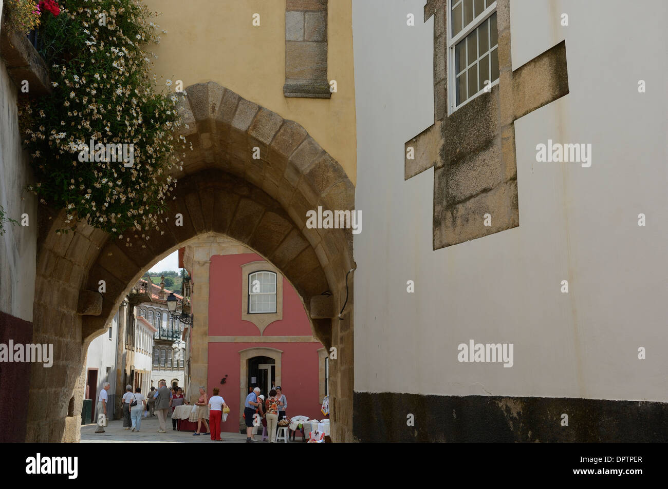 Piazza del mercato. Il merletto e il ricamo bancarelle che vendono ai turisti. Sao Joao de Pesqueira. La regione del Douro. Portogallo Foto Stock