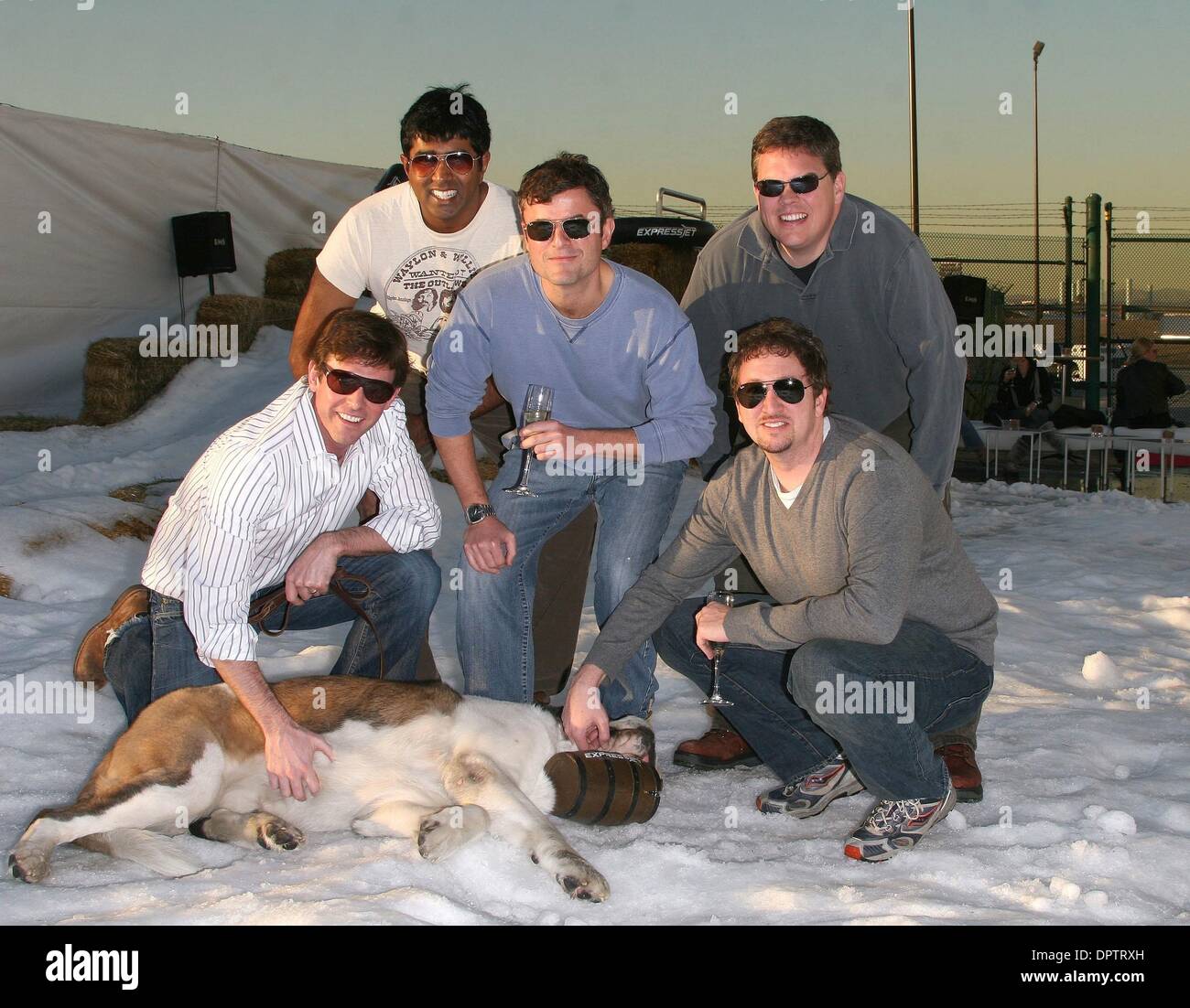 Jan 16, 2009 - Los Angeles, California, Stati Uniti d'America - Attore Troupe BROKEN LIZARD in nessun ordine particolare JAY CHANDRASEKHAR, Kevin Heffernan, STEVE LEMME, PAUL SOTER e ERIK STOLHANSKE e Sam in una neve Pre-Sundance partito svoltasi a Sundance ExpressJet, presso l'Aeroporto di Los Angeles. (Credito Immagine: Â© Paul Fenton/ZUMA Press) Foto Stock