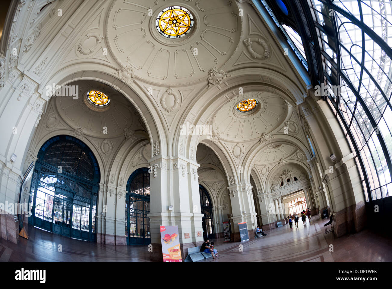 Estacion Mapocho Dome in vetro colorato Santiago Cile // SANTIAGO, Cile - il tetto a cupola ornato di Estacion Mapocho presenta squisiti elementi in vetro colorato che mostrano la grandezza architettonica e il significato storico dell'edificio. Costruita nel 1912, questa ex stazione ferroviaria fungeva da principale nodo di trasporto di Santiago prima di essere trasformata in un centro culturale. La cupola meticolosamente restaurata esemplifica lo stile architettonico Beaux-Arts popolare durante lo sviluppo cileno dell'inizio del XX secolo. Oggi, Estacion Mapocho funge da importante centro per convegni e concerti pubblici, h Foto Stock
