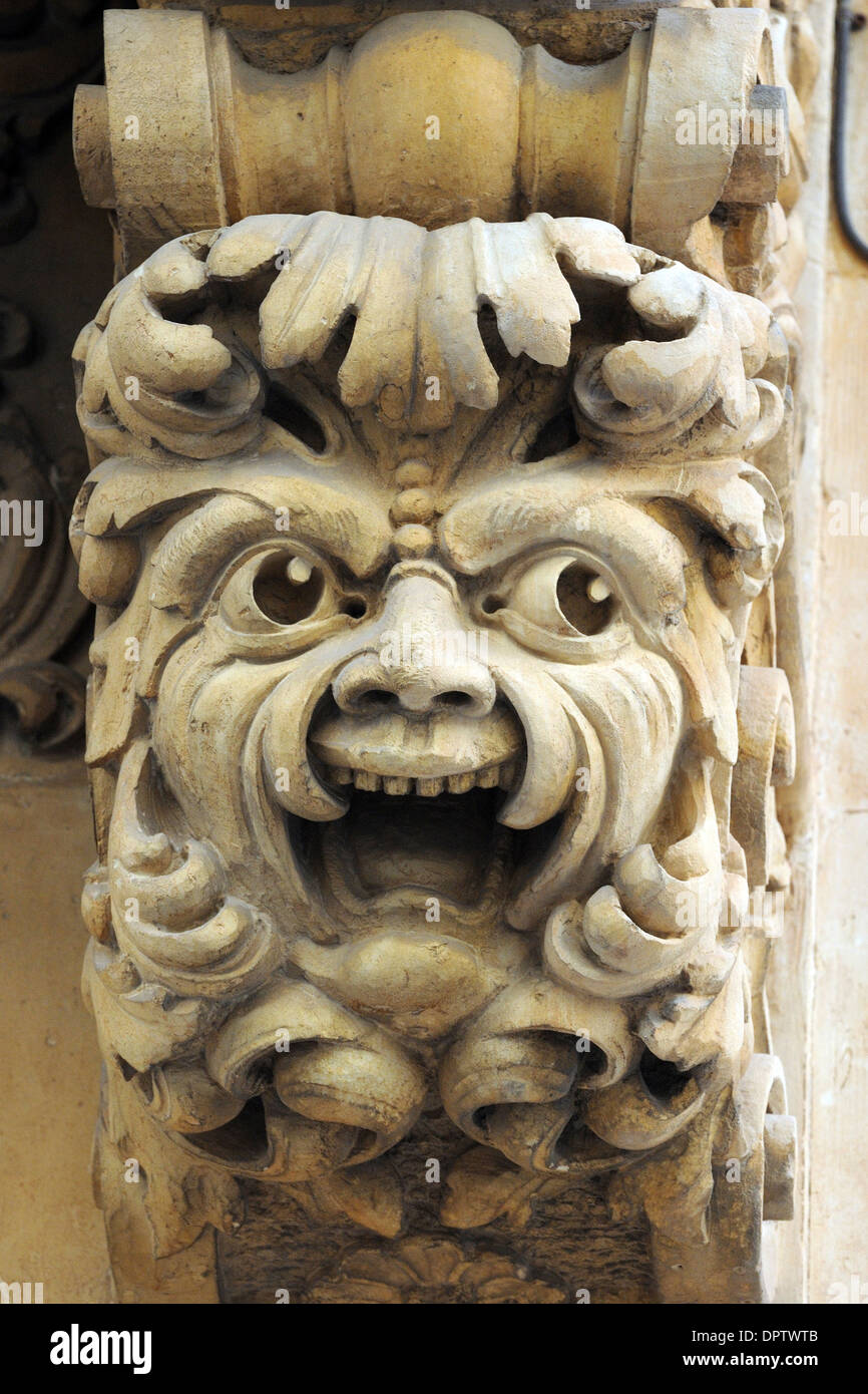 Barocco scolpito balcone supporta del palazzo nicolaci a noto, la città barocca elencati come patrimonio mondiale dall' UNESCO Foto Stock