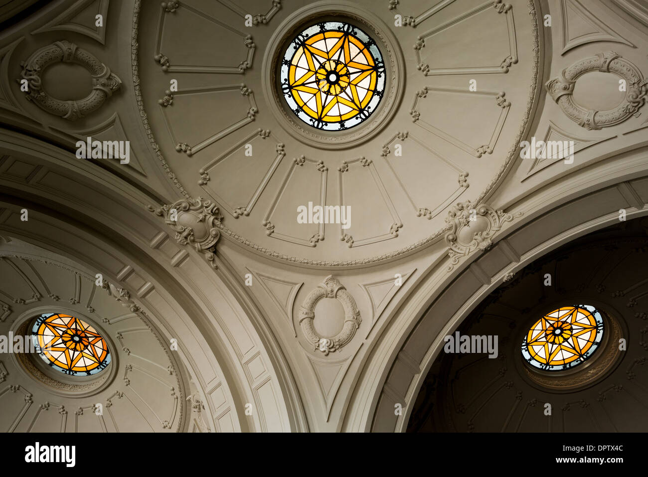 Estacion Mapocho Cupola di vetro colorato Santiago del Cile // SANTIAGO del Cile - il tetto decorato a cupola di Estacion Mapocho presenta squisiti elementi di vetro colorato che mostrano la grandezza architettonica e il significato storico dell'edificio. Costruita nel 1912, questa ex stazione ferroviaria fungeva da principale nodo di trasporto di Santiago prima di essere trasformata in un centro culturale. La cupola meticolosamente restaurata esemplifica lo stile architettonico Beaux-Arts popolare durante lo sviluppo cileno dell'inizio del XX secolo. Oggi, Estacion Mapocho funge da importante centro per convegni e concerti pubblici, h Foto Stock