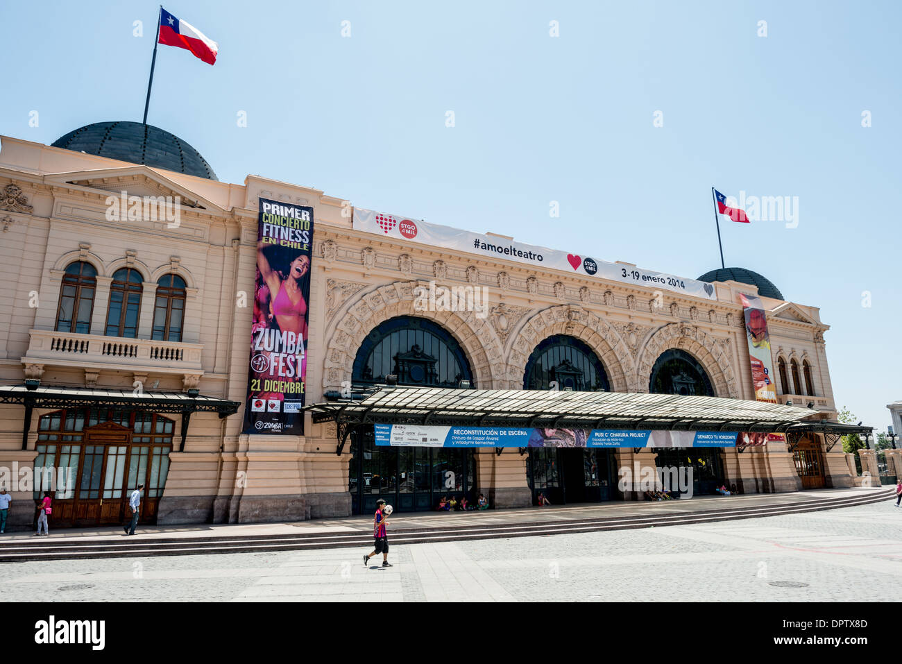 Ingresso principale di Estación Mapocho Santiago Cile // SANTIAGO, Cile - l'esterno dell'ingresso principale di Estación Mapocho (stazione Mapocho) nel centro di Santiago. Costruito nel 1912, questo opulento edificio neoclassico servì come principale terminal ferroviario di Santiago fino alla cessazione delle operazioni, dopo di che la struttura cadde in disuso e deteriorato. A seguito di estesi lavori di restauro, il monumento storico è stato trasformato in un importante centro culturale che ora ospita convegni, concerti, mostre e altri eventi pubblici. L'edificio, progettato dall'architetto cileno Emilio Jecquier, Foto Stock