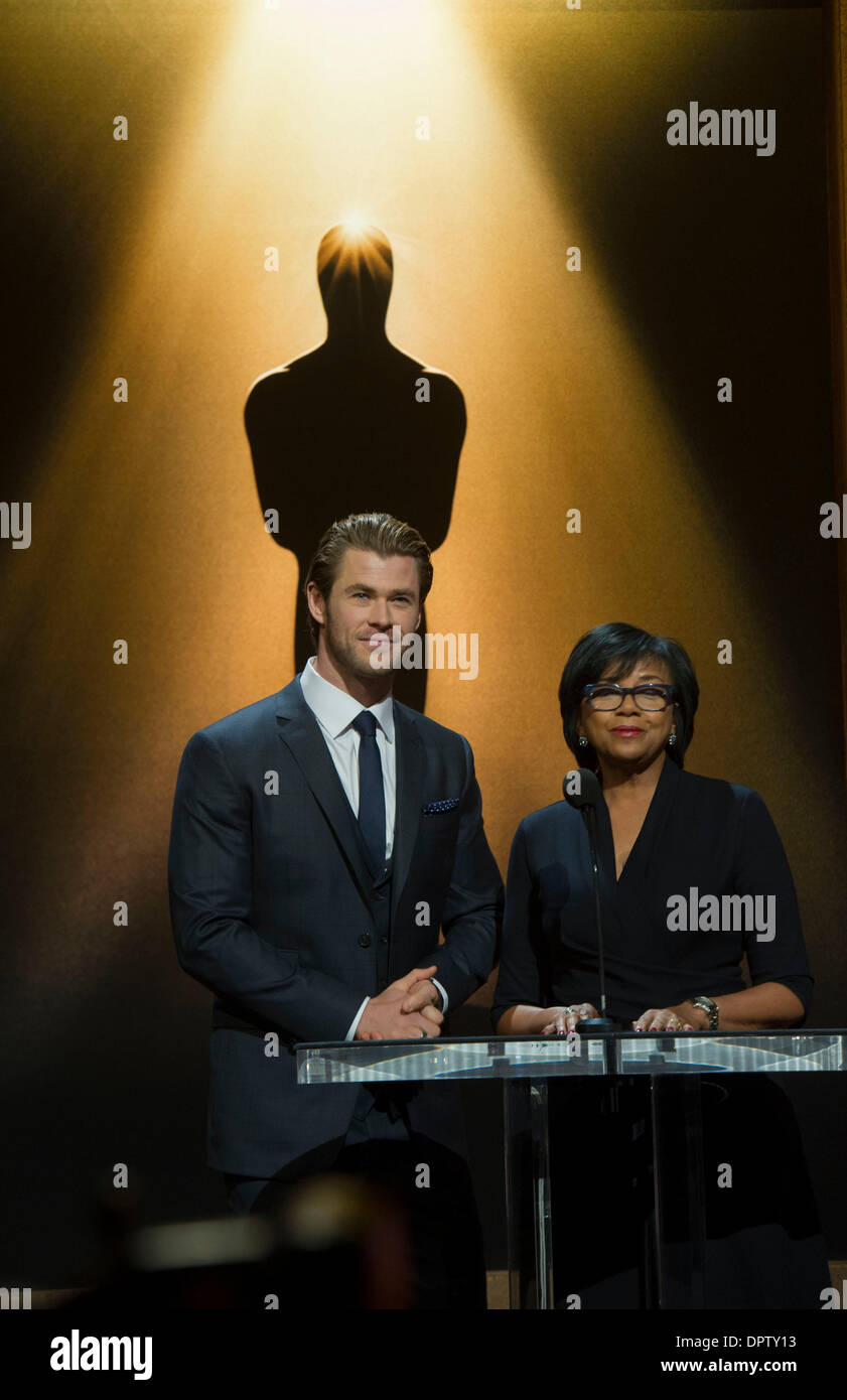 Los Angeles, Stati Uniti d'America. 16 gennaio, 2014. Attore Chris Hemsworth (L) e l'Accademia delle Arti e delle scienze cinematografiche Presidente Cheryl Boone Isaacs parlare al 86º Academy Awards candidature annuncio, all'Accademia delle Arti e delle scienze cinematografiche, in Beverly Hills, in California, negli Stati Uniti, gennaio 16, 2014. Oscar si svolgerà il 2 marzo 2014 presso il Teatro Dolby in Hollywood, la California. Credito: Yang Lei/Xinhua/Alamy Live News Foto Stock