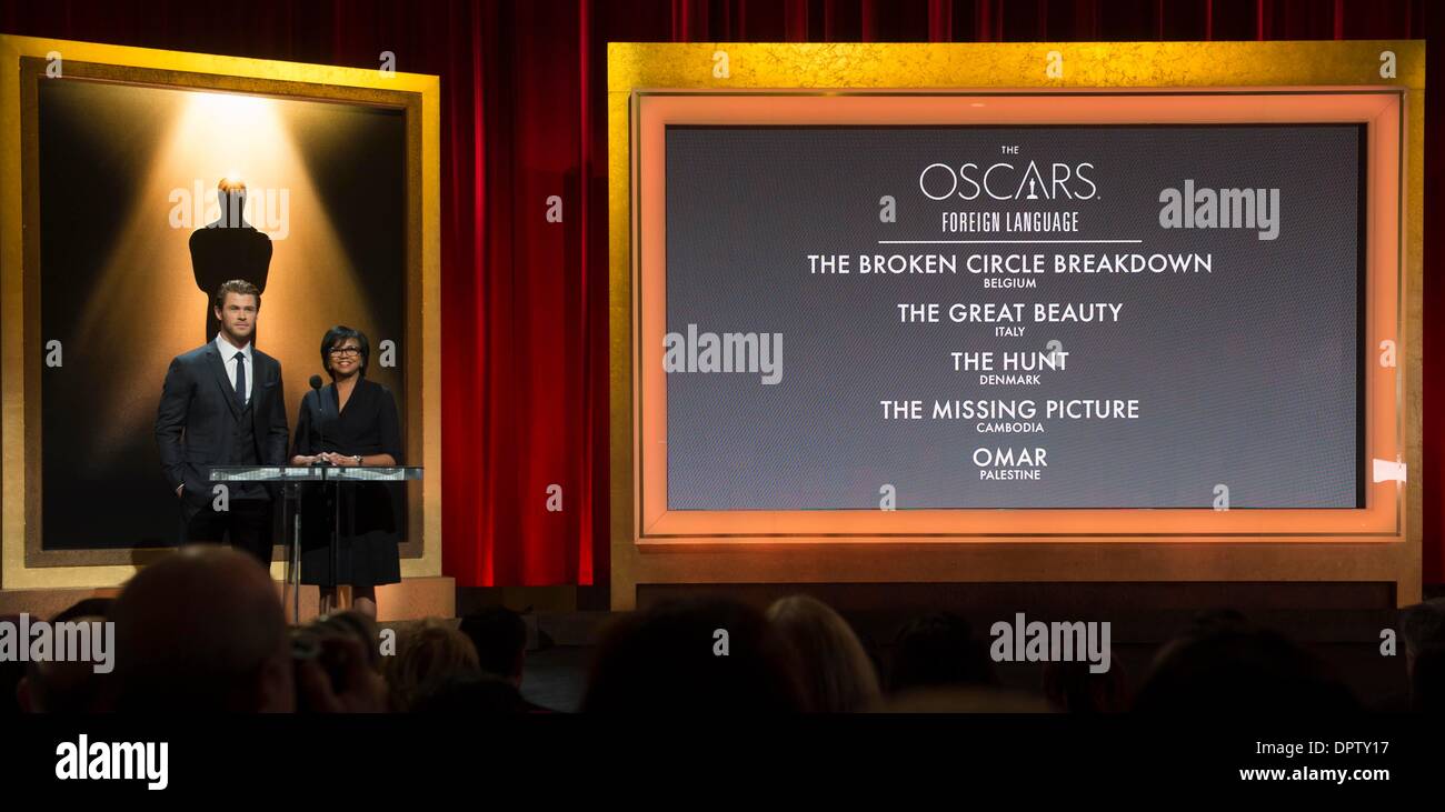 Los Angeles, Stati Uniti d'America. 16 gennaio, 2014. Attore Chris Hemsworth (L) e l'Accademia delle Arti e delle scienze cinematografiche Presidente Cheryl Boone Isaacs parlare al 86º Academy Awards candidature annuncio, all'Accademia delle Arti e delle scienze cinematografiche, in Beverly Hills, in California, negli Stati Uniti, gennaio 16, 2014. Oscar si svolgerà il 2 marzo 2014 presso il Teatro Dolby in Hollywood, la California. Credito: Yang Lei/Xinhua/Alamy Live News Foto Stock