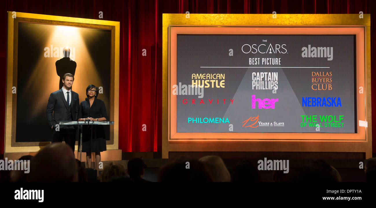 Los Angeles, Stati Uniti d'America. 16 gennaio, 2014. Attore Chris Hemsworth (L) e l'Accademia delle Arti e delle scienze cinematografiche Presidente Cheryl Boone Isaacs parlare al 86º Academy Awards candidature annuncio, all'Accademia delle Arti e delle scienze cinematografiche, in Beverly Hills, in California, negli Stati Uniti, gennaio 16, 2014. Oscar si svolgerà il 2 marzo 2014 presso il Teatro Dolby in Hollywood, la California. Credito: Yang Lei/Xinhua/Alamy Live News Foto Stock