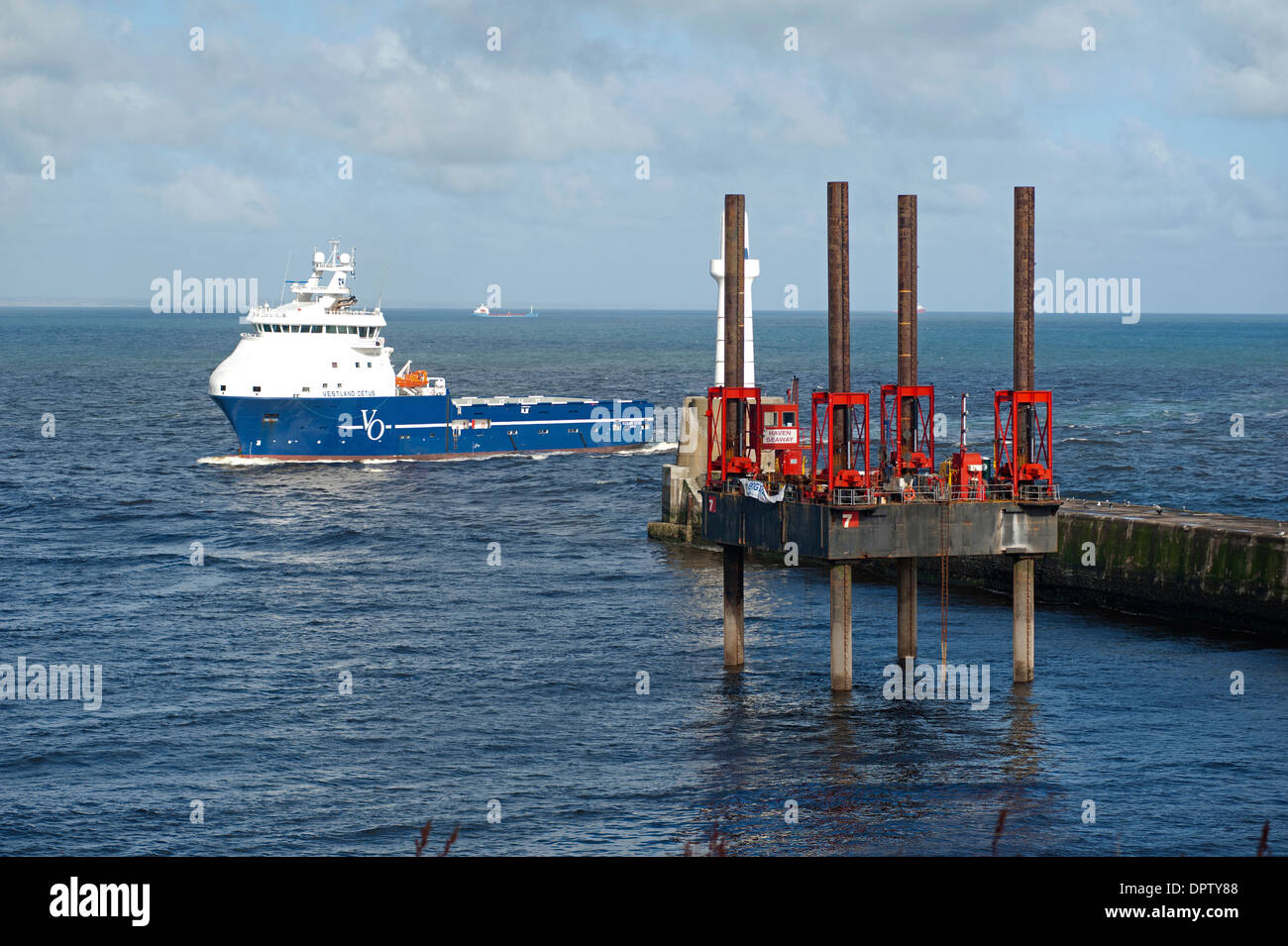Alimentazione olio nave ritorna al porto di Aberdeen pronto per il trasporto di carico fresco al mare del Nord i campi. SCO 9221. Foto Stock