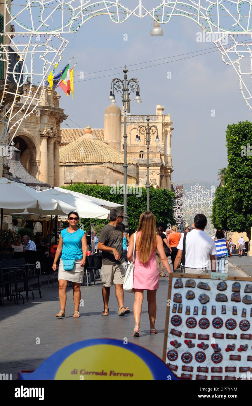 Tourist a noto, la città barocca patrimonio mondiale dell'UNESCO Foto Stock