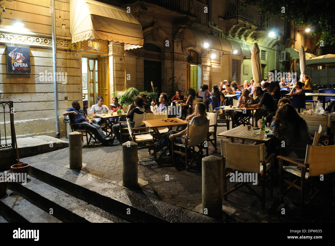 Vita notturna in via Ducezio a noto,cittadina barocca elencati come patrimonio mondiale dall' UNESCO Foto Stock