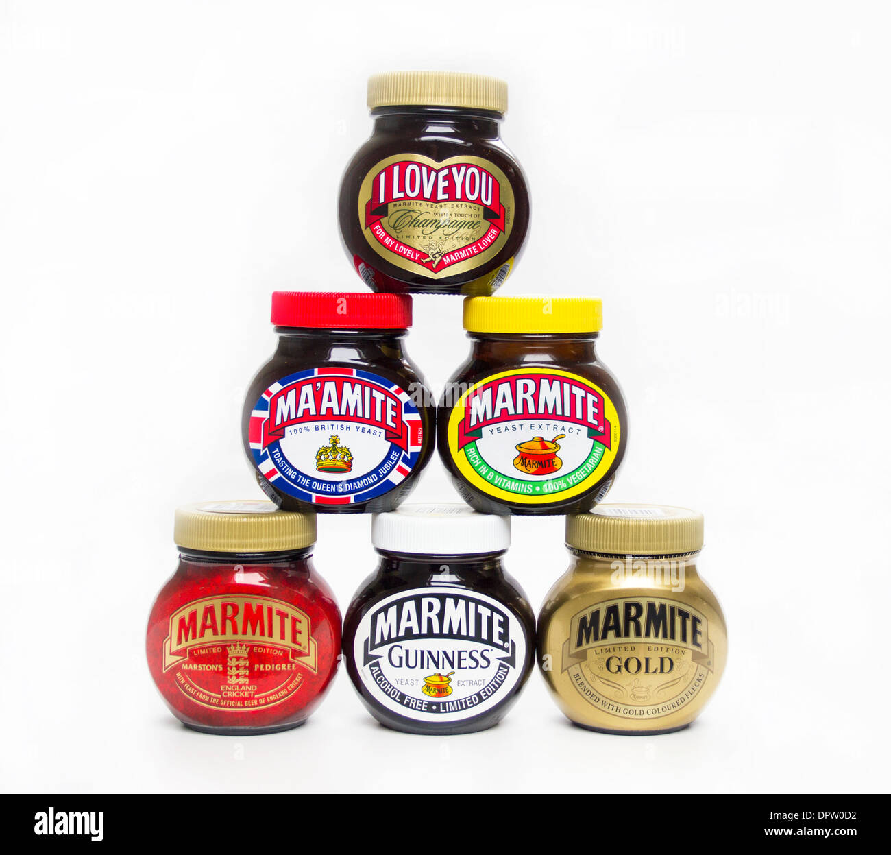 Sei diverse edizioni di marmite impilate una sull'altra su sfondo bianco Foto Stock