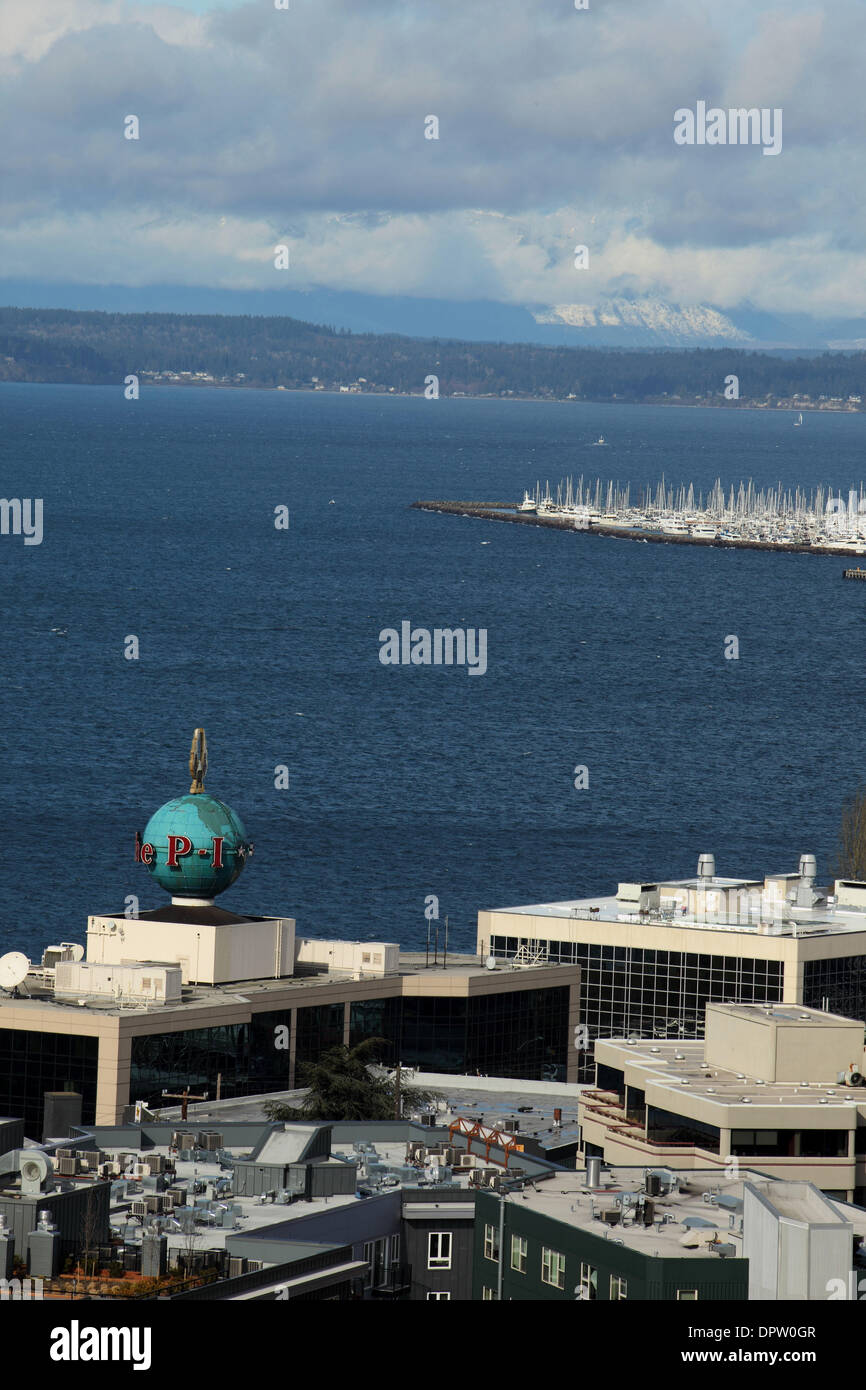 Mar 17, 2009 - Seattle, Washington, Stati Uniti d'America - La sede principale del Seattle Post-Intelligencer con la sua icona a forma di globo e Elliot Bay in background. Oggi la carta stampata il suo ultimo giornale. Hearst Corporation, che detiene il 146-anno-vecchio P-I, detto lunedì che non è riuscito a trovare un acquirente per il giornale, che è messo in un 60-giorni di vendita in gennaio dopo anni di perdere denaro. Il Foto Stock