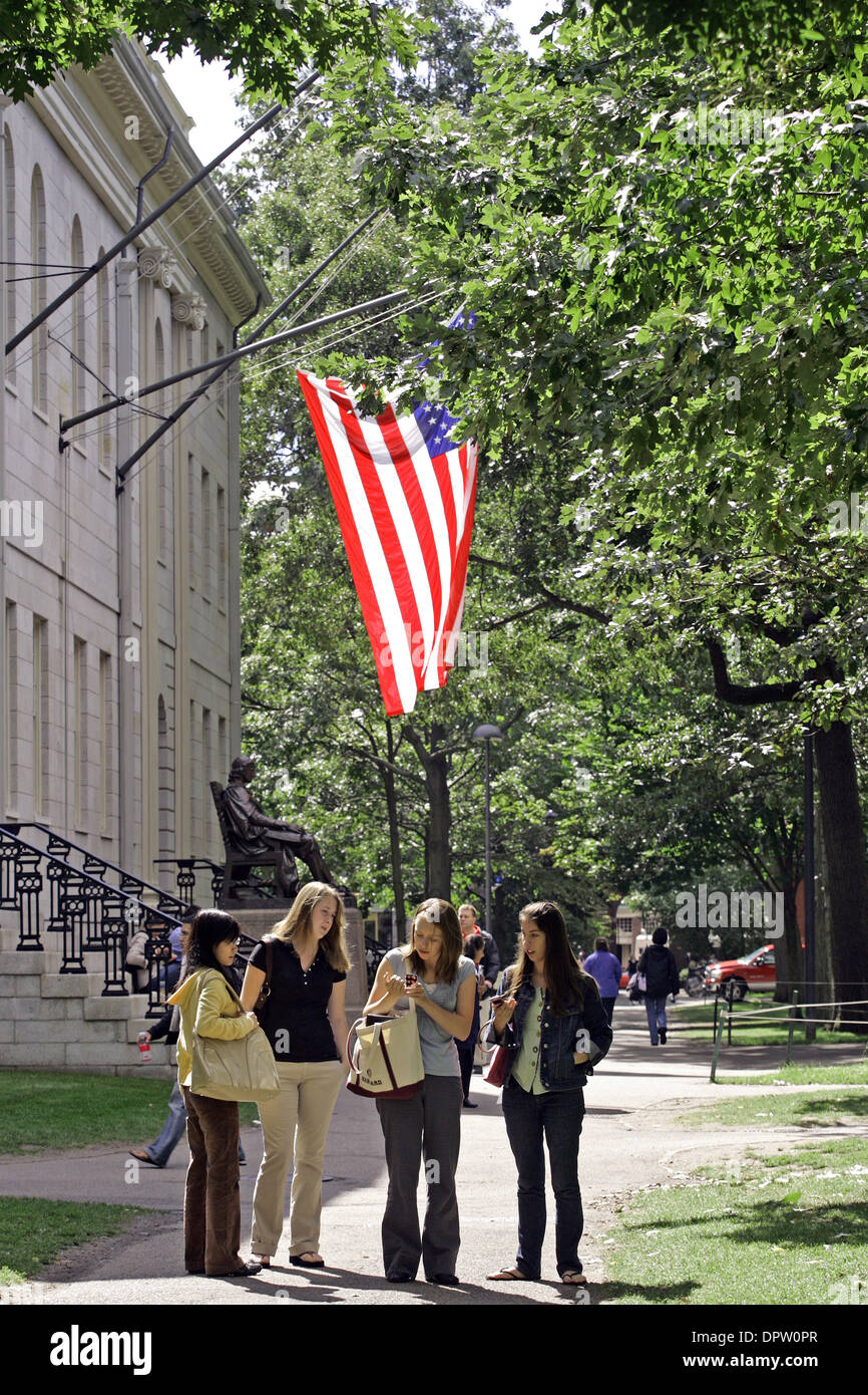 Gli studenti della Harvard Yard Cambridge ma con John Harvard statua Foto Stock