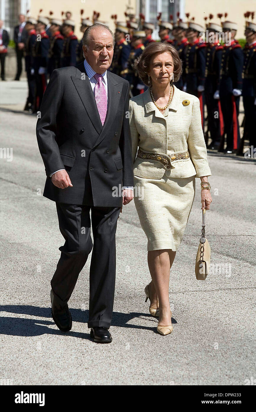 Apr 27, 2009 - Madrid, Madrid, Spagna - Madrid. El Pardo Palace. Carla Bruni Sarkozy e Nicolas Sarkozy sono ricevuti dal Re di Spagna Juan Carlos e la regina Sofia di Spagna a El Pardo Palace (credito Immagine: © Jose Perez Gegundez/ZUMA Press) Foto Stock