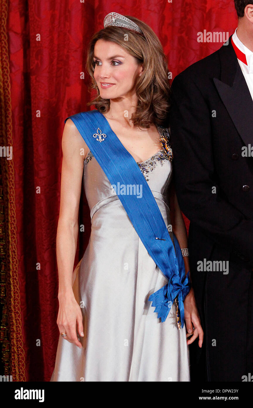 Apr 27, 2009 - Madrid, Madrid, Spagna - Palazzo reale. La principessa Letizia di Spagna partecipa a una cena di gala in onore del Presidente francese presso il Royal Palace, il 27 aprile 2009 a Madrid, Spagna (credito Immagine: © Jose Perez Gegundez/ZUMA Press) Foto Stock