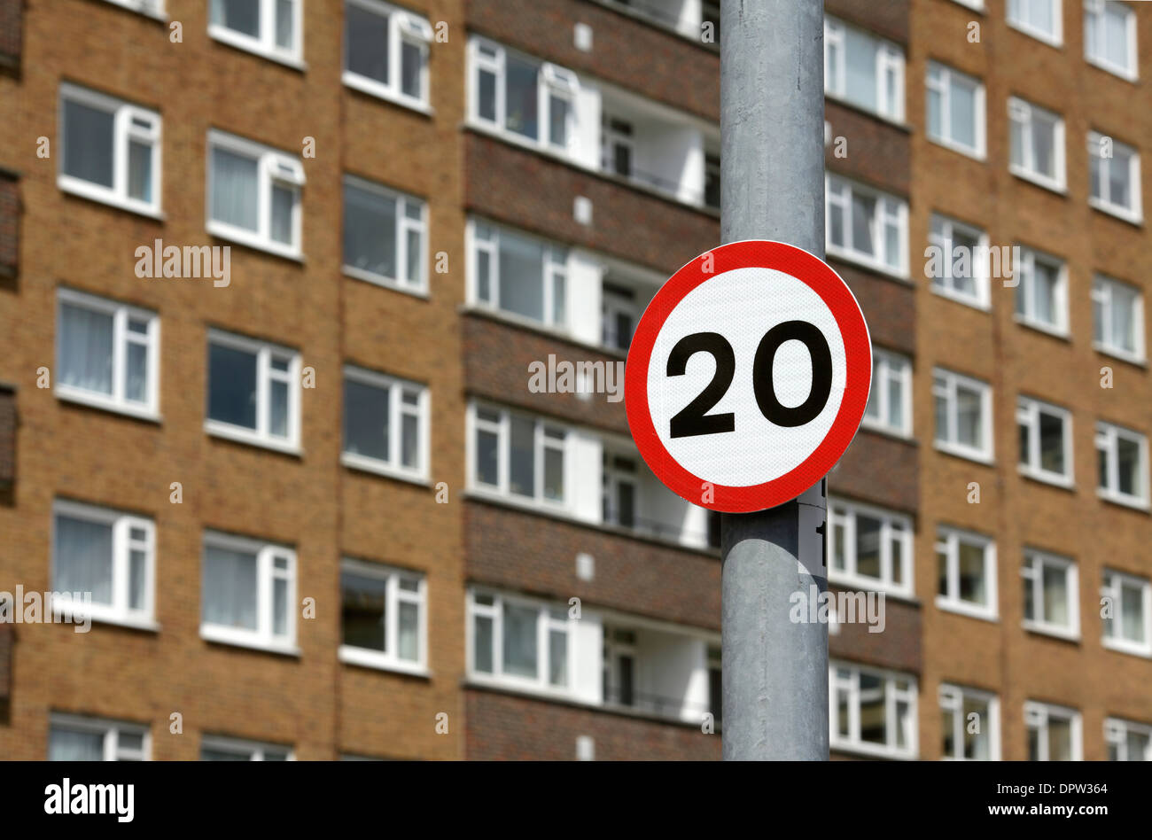 Venti miglia per ora segnale di limite di velocità in una zona residenziale, abitato, Brighton e Hove, East Sussex. Foto Stock