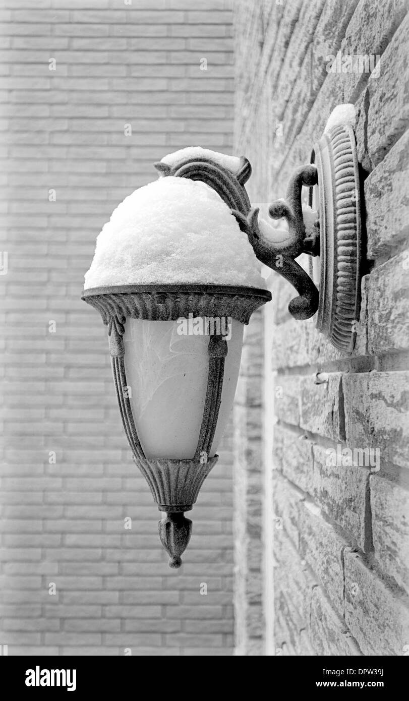 Lampada esterna attaccata ad un muro di casa Foto Stock