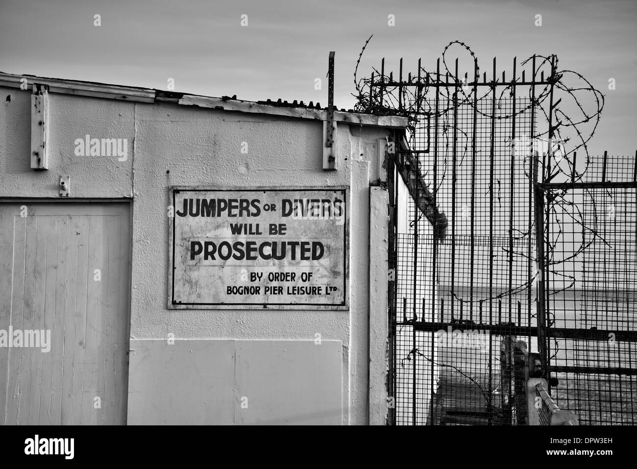 Segnale di avvertimento contro i ponticelli o subacquei saranno perseguiti a norma di legge, Bognor Regis, West Sussex, Regno Unito Foto Stock