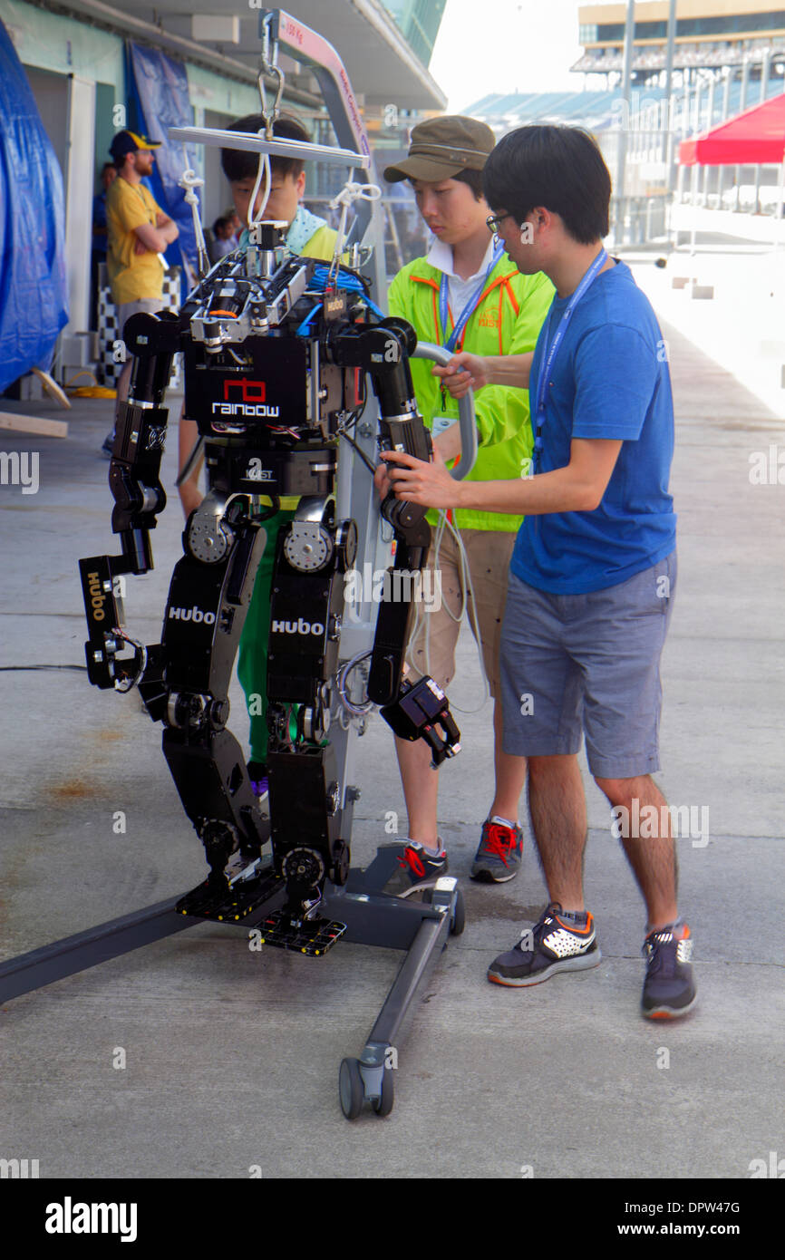 Miami Florida,Homestead,Speedway,DARPA Robotics Challenge Trials,telecomandato,robot,robot,adulti uomo uomo uomo maschio,studenti istruzione p Foto Stock