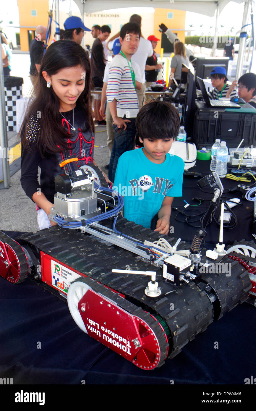 Miami Florida,Homestead,Speedway,DARPA Robotics Challenge Trials,telecomandato,robot,robot,mostra collezione Asian girl ragazze,femmina Foto Stock