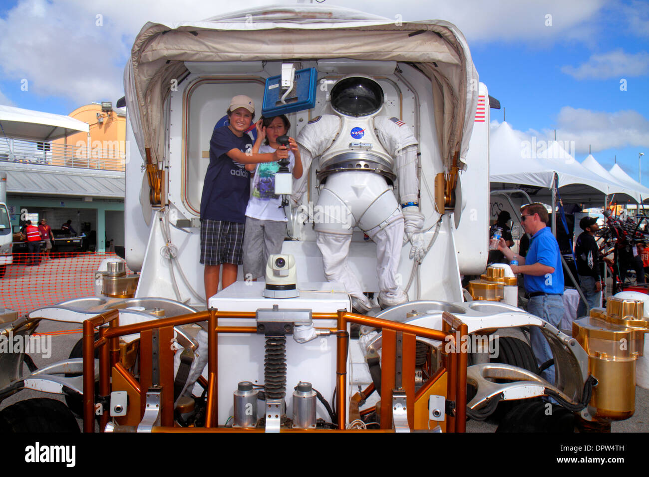 Miami Florida,Homestead,Speedway,DARPA Robotics Challenge Trials,telecomandato,robot,robot,manned rover,Mars,Moon,ragazzi,maschio bambini CH Foto Stock