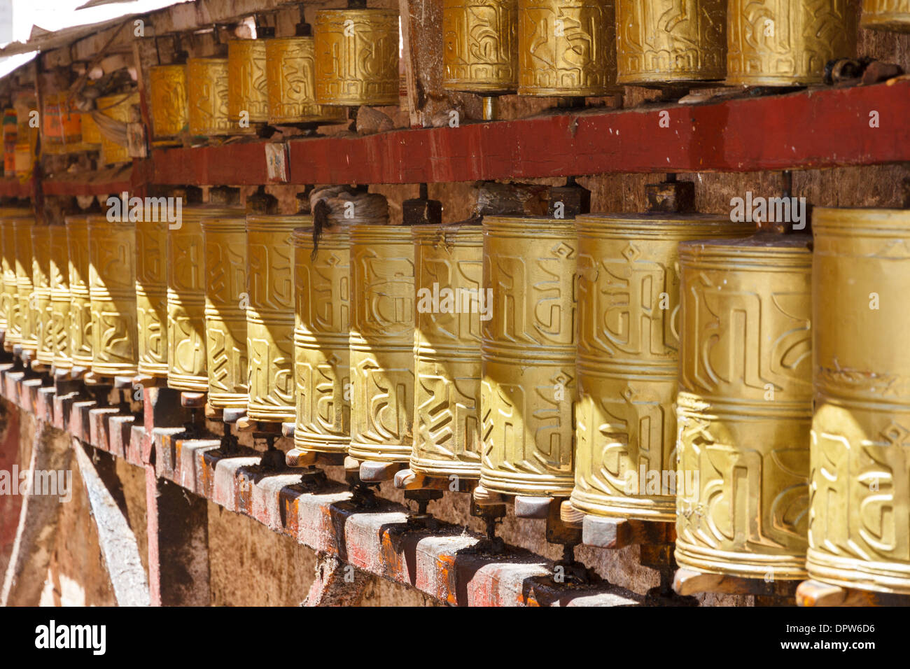 Color oro preghiera buddista ruote nel centro della città di Lhasa, in Tibet Foto Stock
