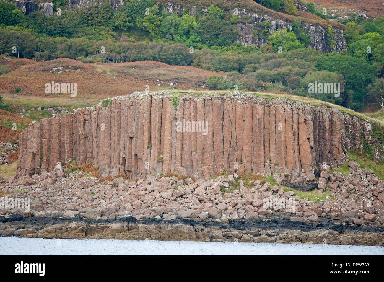 Il basalto roccia sulle rive di Loch Na Keal, Isle of Mull. Argyll. La Scozia. SCO 9.238. Foto Stock