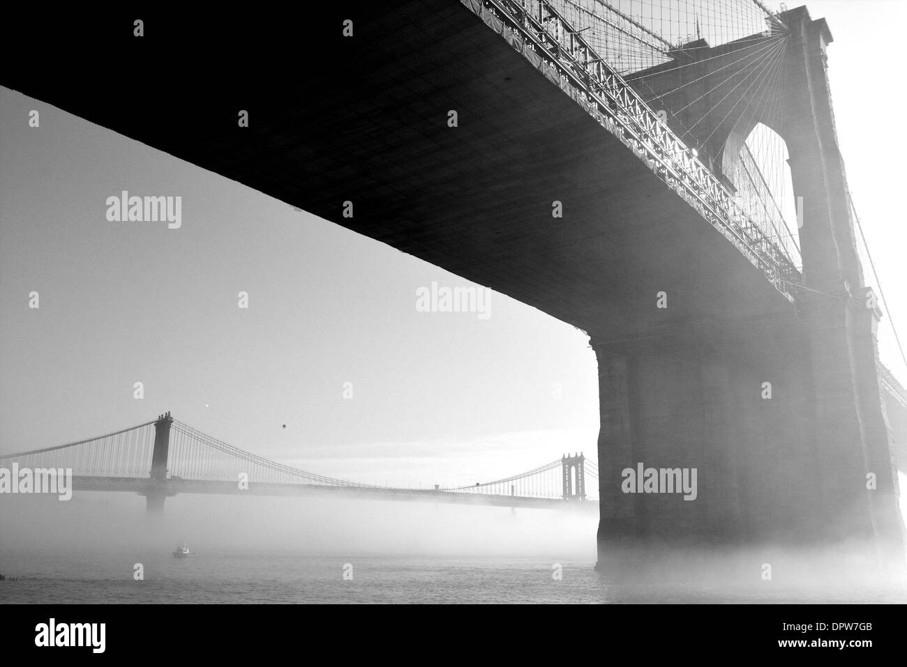 Brooklyn e ponti di Manhattan in una mattinata nebbiosa. Foto Stock