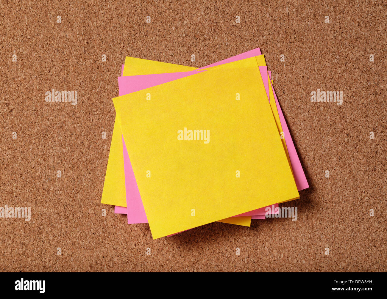 Mazzetto di vuoto sticky notes sulla bacheca di sughero Foto Stock