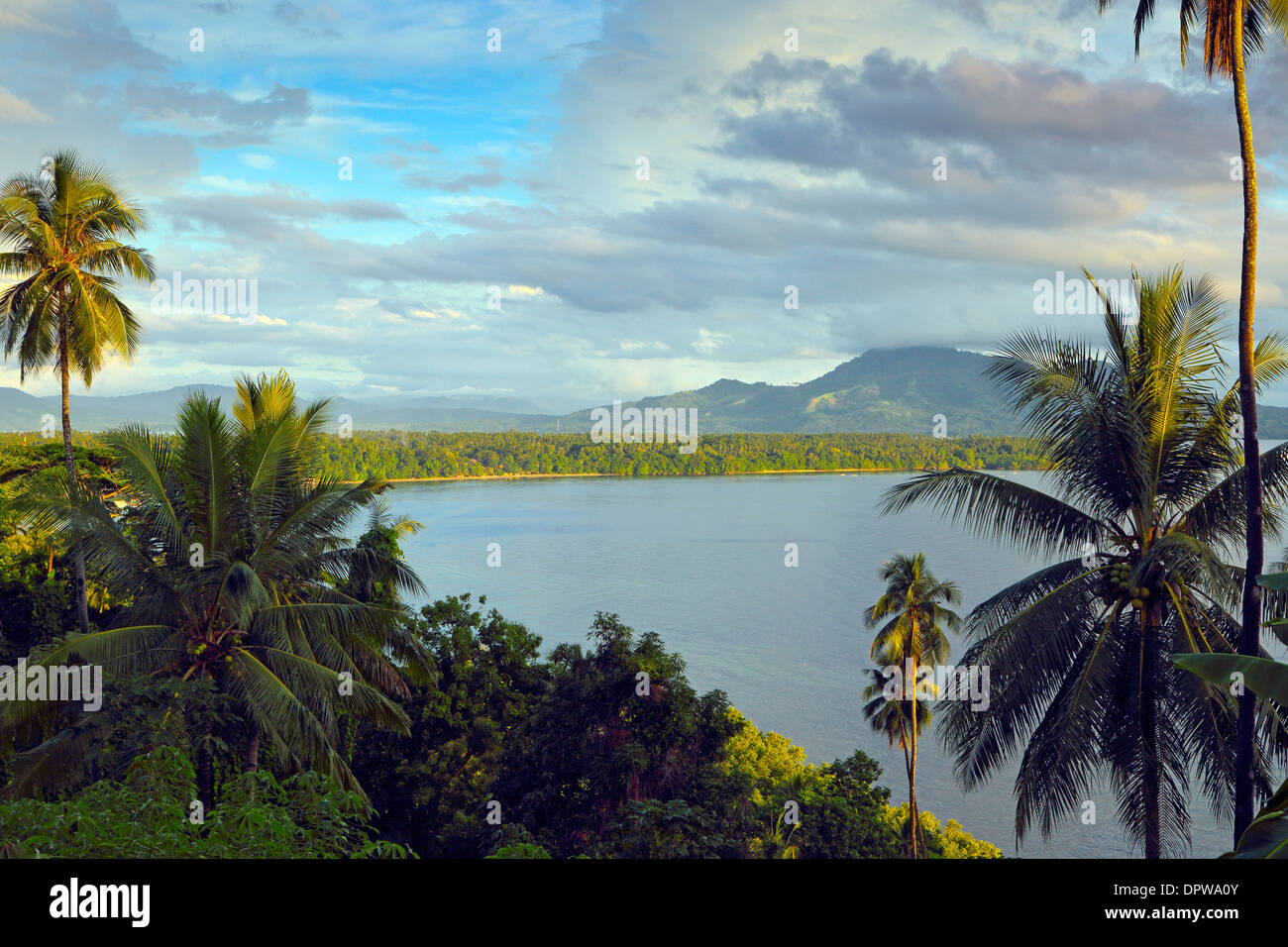 Vista panoramica di Bunaken Island costa nel nord Sulawesi Foto Stock