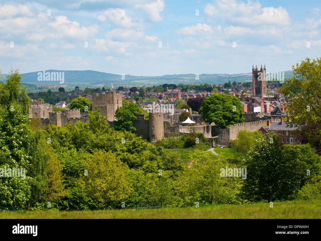 La città mercato di Ludlow Castle visto da Whitcliffe comune in primavera, Shropshire, Inghilterra Foto Stock