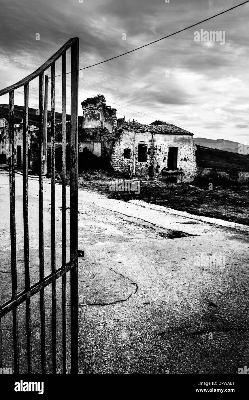 Poggioreale, Sicilia, Italia. Xi gen, 2014. POGGIORELAE, 11 genn. 2014 -- l'ingresso alla città fantasma di Poggioreale distrutto dal terremoto nel 1968 -- era la notte tra il XIV e il XV Gennaio 1968 quando la terra ha cominciato vacilla. Era l'inizio della fine per il villaggio di Poggioreale, Sicilia. Tutto quello che abbiamo oggi è lo scheletro di quello che una volta era un delizioso villaggio. © Guglielmo Mangiapane/NurPhoto/ZUMAPRESS.com/Alamy Live News Foto Stock