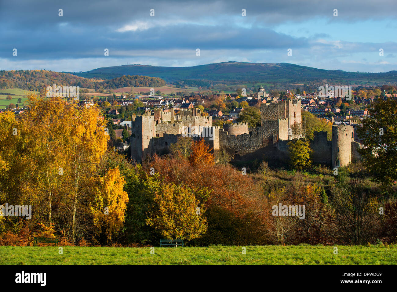 Il Shropshire città mercato di Ludlow e il suo castello in autunno da Whitcliffe comune, Inghilterra Foto Stock