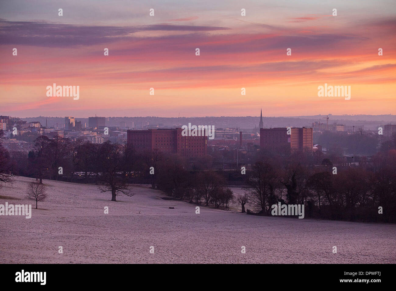 Il sorge dietro al Bristol skyline, visto da Ashton Court, su un gelido mattino Foto Stock