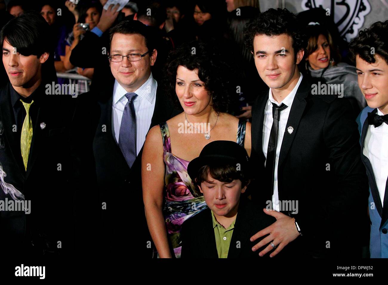 JOE JONAS, Paul Kevin Jonas SR., DENISE JONAS, Frankie, Nick Jonas, Kevin Jonas.LA PREMIERE MONDIALE DI Jonas Brother il 3D esperienza concertistica svoltasi a El Capitan theater DI HOLLYWOOD CALIFORNIA IL FEBBRAIO 24, 2009.Foto di ROGER HARVEY-GLOBE foto, INC. Â© 2009.K61267RHARV (credito Immagine: © Roger Harvey/Globe foto/ZUMAPRESS.com) Foto Stock