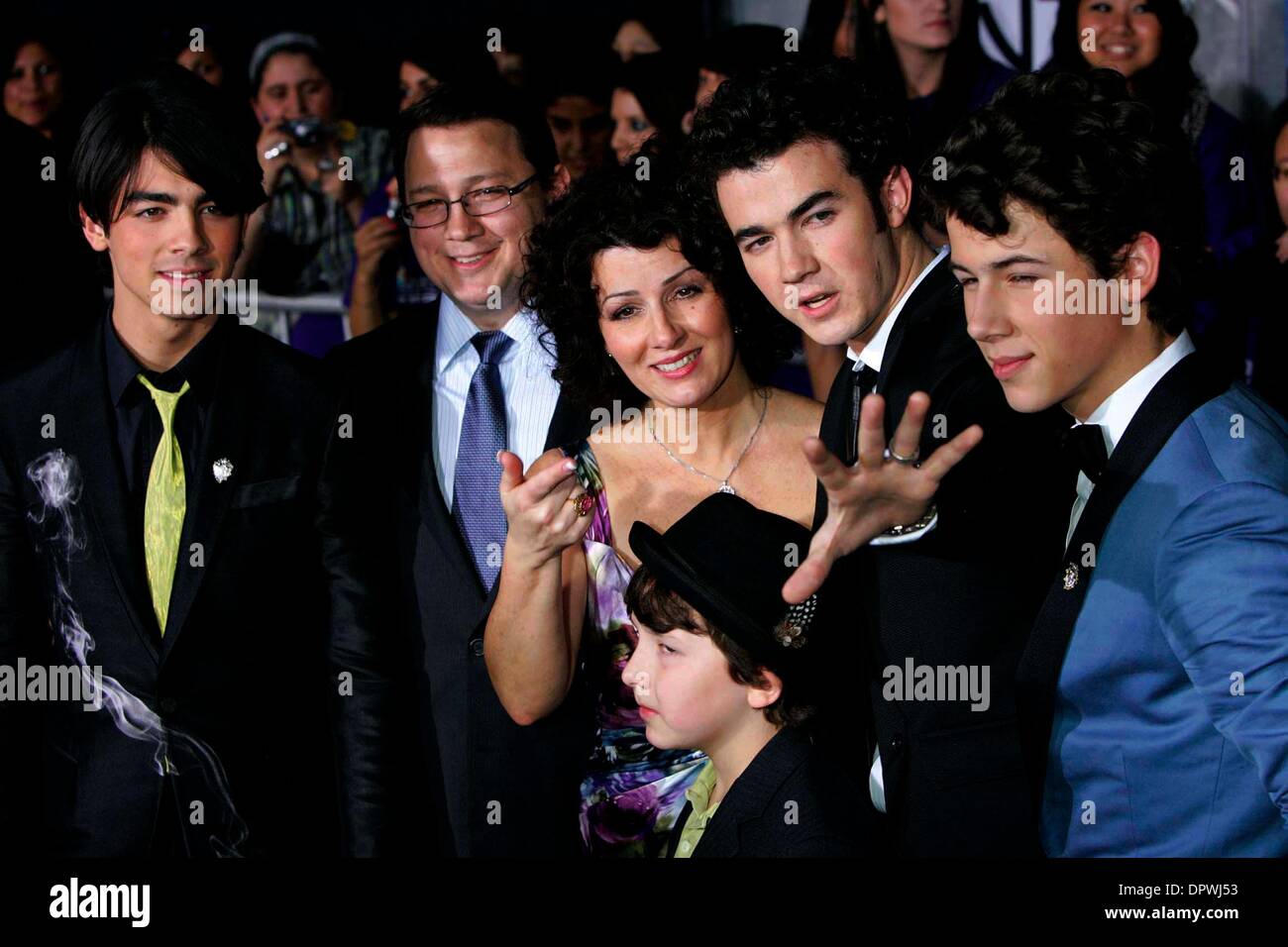 JOE JONAS, Paul Kevin Jonas SR., DENISE JONAS, Frankie, Nick Jonas, Kevin Jonas.LA PREMIERE MONDIALE DI Jonas Brother il 3D esperienza concertistica svoltasi a El Capitan theater DI HOLLYWOOD CALIFORNIA IL FEBBRAIO 24, 2009.Foto di ROGER HARVEY-GLOBE foto, INC. Â© 2009.K61267RHARV (credito Immagine: © Roger Harvey/Globe foto/ZUMAPRESS.com) Foto Stock