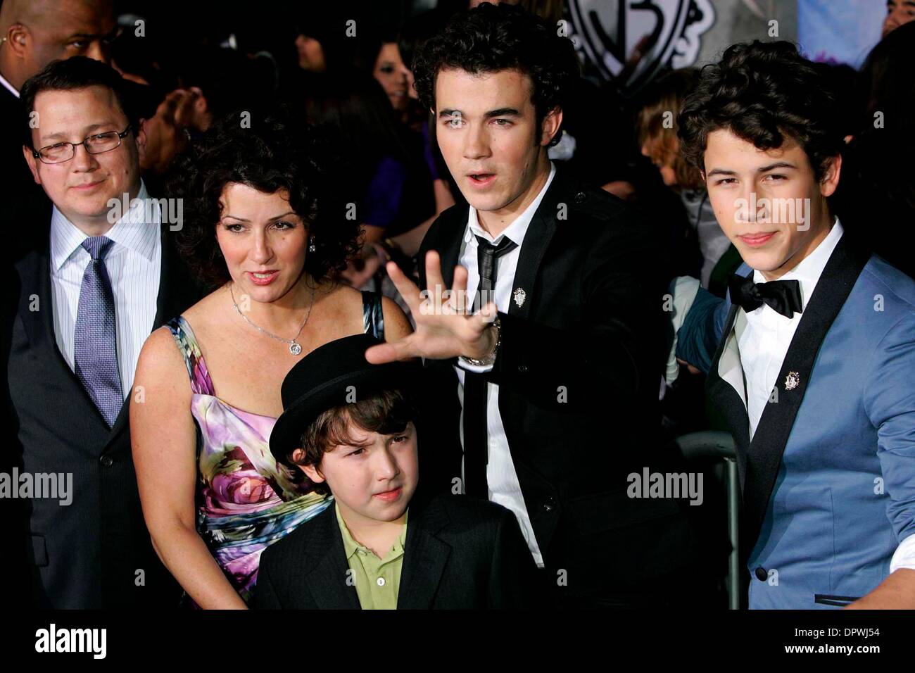 JOE JONAS, Paul Kevin Jonas SR., DENISE JONAS, Frankie, Nick Jonas, Kevin Jonas.LA PREMIERE MONDIALE DI Jonas Brother il 3D esperienza concertistica svoltasi a El Capitan theater DI HOLLYWOOD CALIFORNIA IL FEBBRAIO 24, 2009.Foto di ROGER HARVEY-GLOBE foto, INC. Â© 2009.K61267RHARV (credito Immagine: © Roger Harvey/Globe foto/ZUMAPRESS.com) Foto Stock