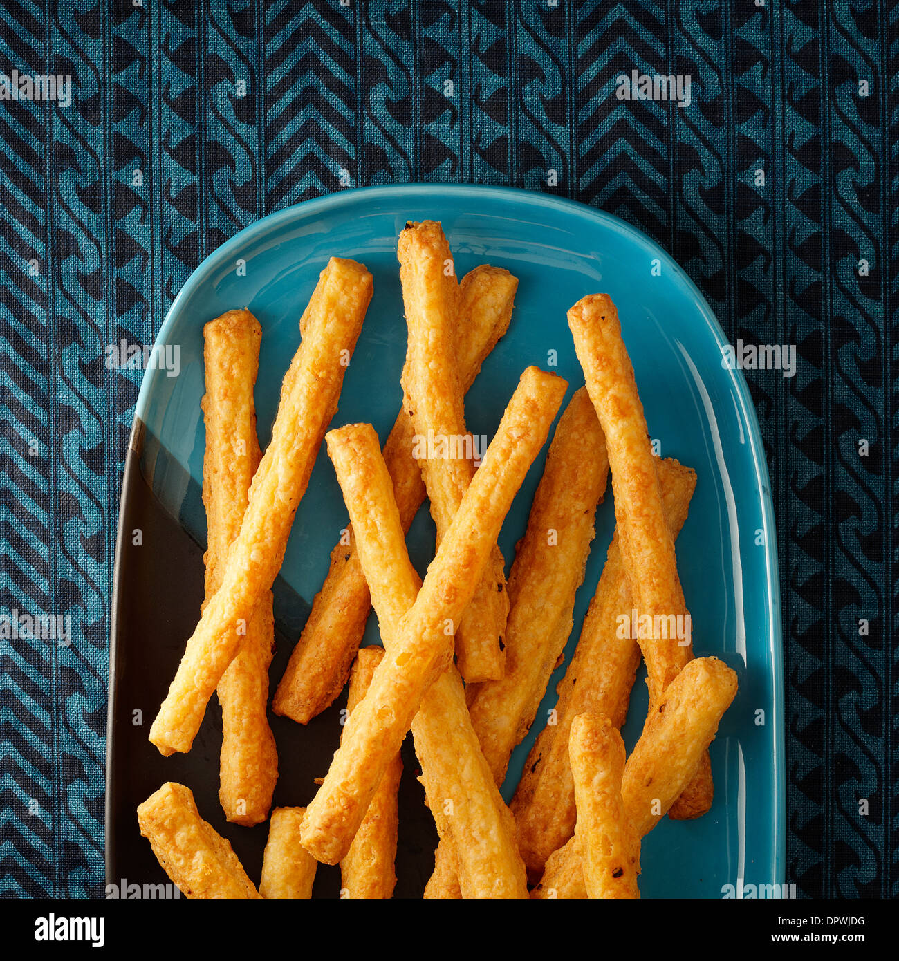 cannucce di formaggio, snack, cibo, pasta sfoglia, pasticcini, al forno, antipasto, delizioso, gustoso, pasto, croccante, croccante, primo piano, saporito, fresco, marrone, fatto in casa, bastoncini Foto Stock