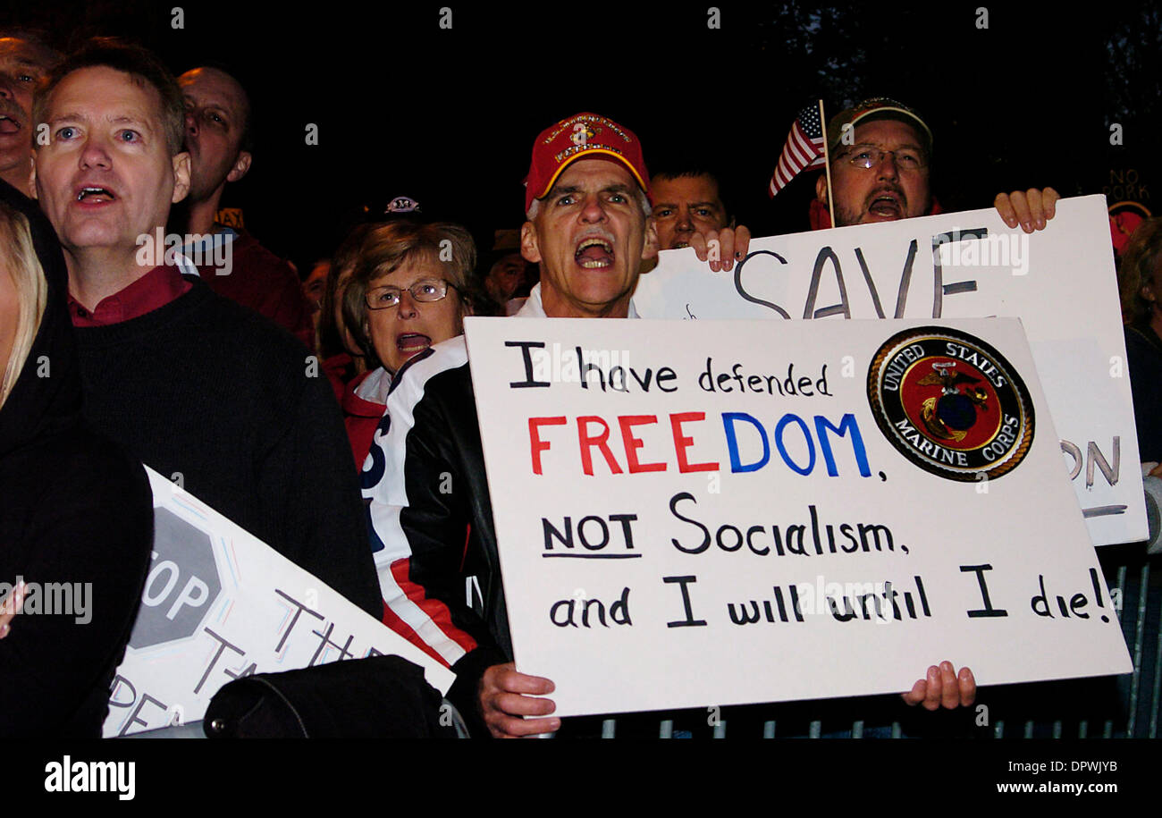 Apr 15, 2009 - Atlanta, Georgia, Stati Uniti d'America - BUD MALMSTROM, Lithonia, Ga., grida il suo dispiacere durante il Nationwide Tax Day Tea Party presso la Georgia State Capitol Complex, Atlanta, Ga. Mercoledì, 15 aprile 2009. Malmstrom servita nei Marines da 1969-1973. (Credito Immagine: © Timothy L. Hale/ZUMA Press) Foto Stock