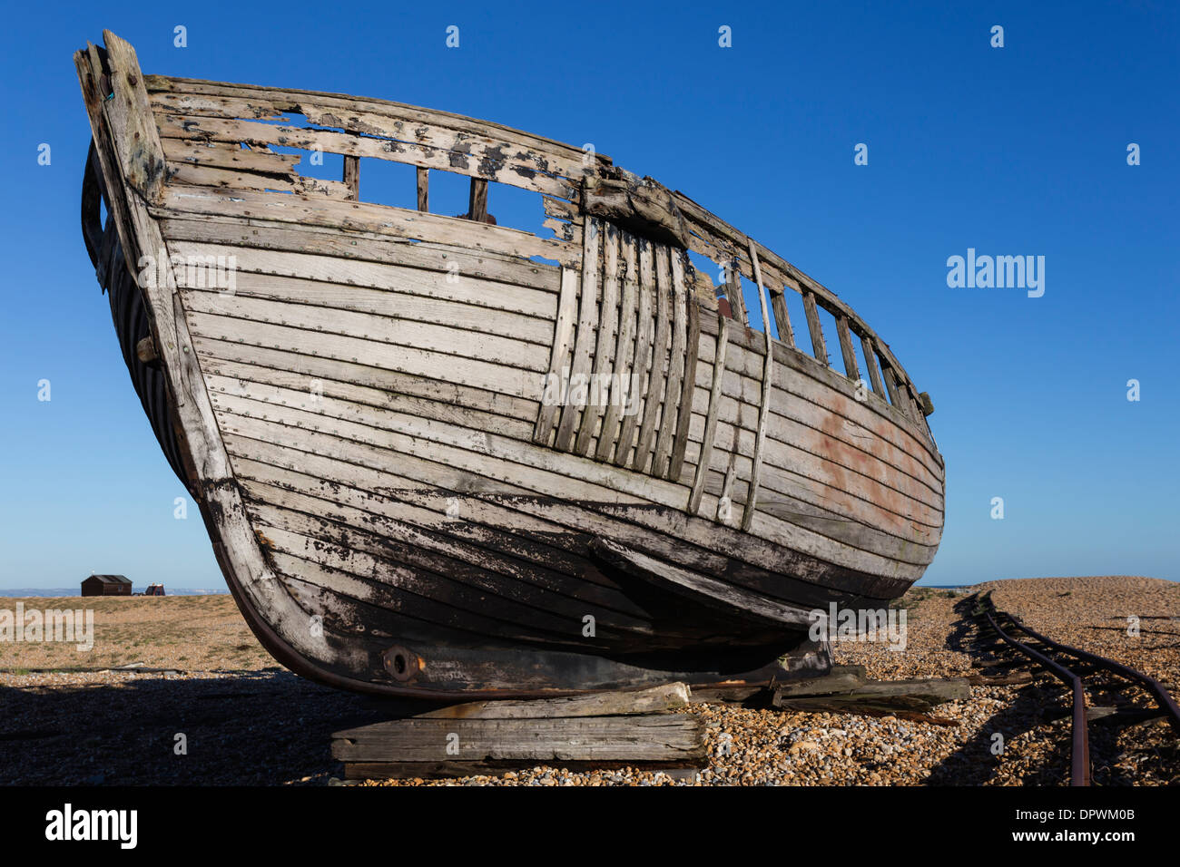 Abbandonate la barca abbandonata sulla spiaggia di Dungeness Foto Stock
