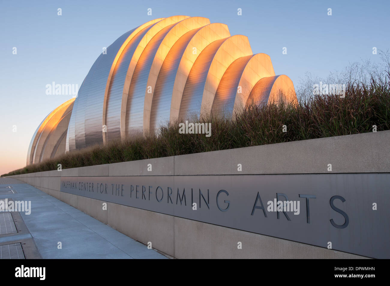 Fotografia architettonica dell'esterno del Kauffman Center for the Performing Arts di Kansas City, MO. Foto Stock